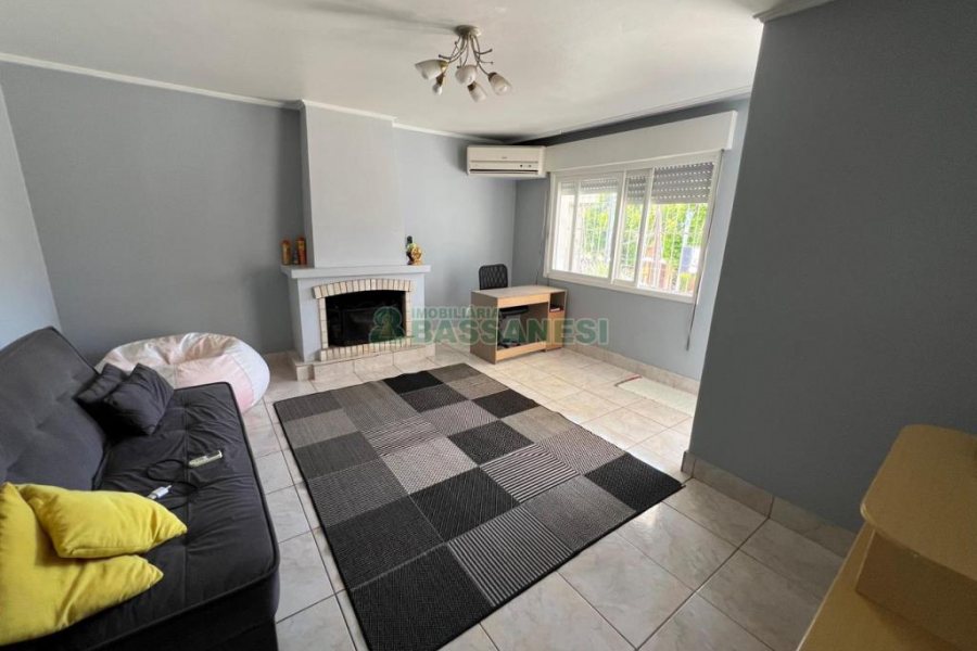 Casa com 120m², 3 dormitórios, 3 vagas, no bairro Floresta em Caxias do Sul para Comprar