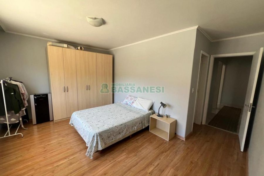 Casa com 120m², 3 dormitórios, 3 vagas, no bairro Floresta em Caxias do Sul para Comprar