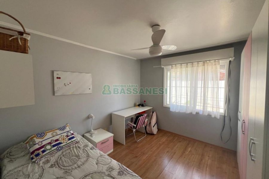 Casa com 120m², 3 dormitórios, 3 vagas, no bairro Floresta em Caxias do Sul para Comprar
