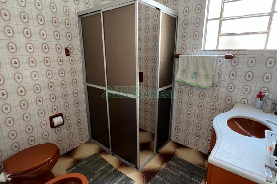 Casa com 120m², 3 dormitórios, 3 vagas, no bairro Floresta em Caxias do Sul para Comprar