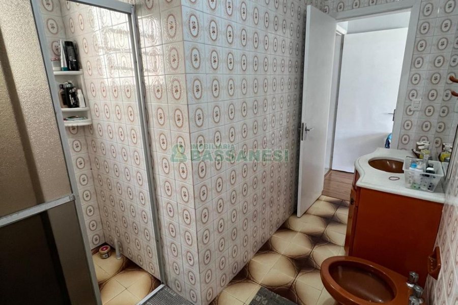 Casa com 120m², 3 dormitórios, 3 vagas, no bairro Floresta em Caxias do Sul para Comprar