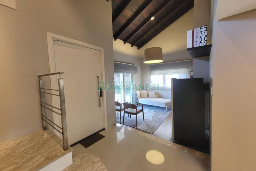 Casa com 225m², 3 dormitórios, 2 vagas, no bairro Vila Hipica em Caxias do Sul para Comprar