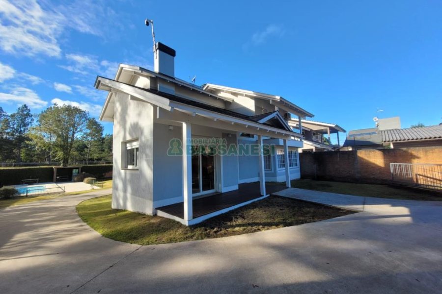 Casa com 225m², 3 dormitórios, 2 vagas, no bairro Vila Hipica em Caxias do Sul para Comprar