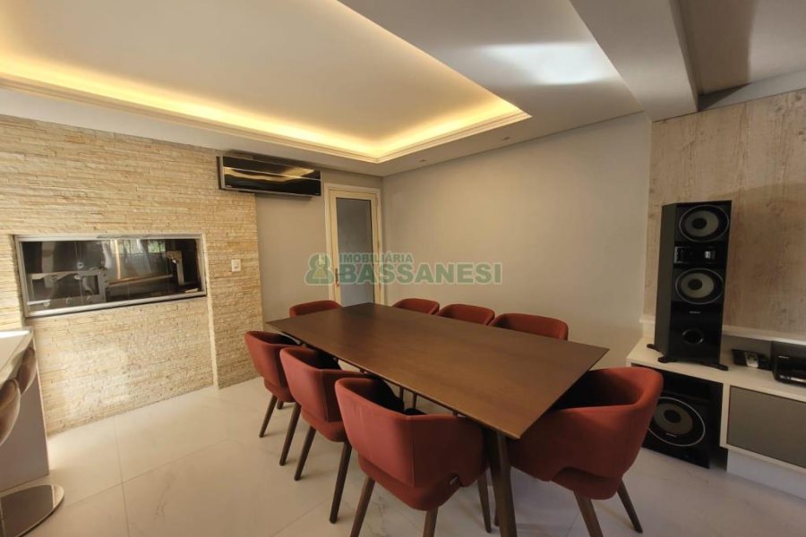 Casa com 225m², 3 dormitórios, 2 vagas, no bairro Vila Hipica em Caxias do Sul para Comprar