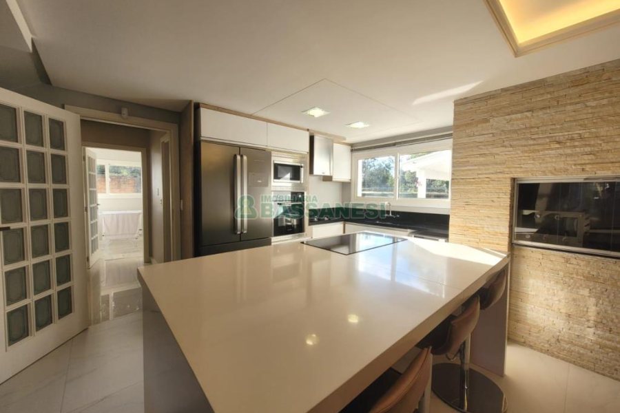 Casa com 225m², 3 dormitórios, 2 vagas, no bairro Vila Hipica em Caxias do Sul para Comprar