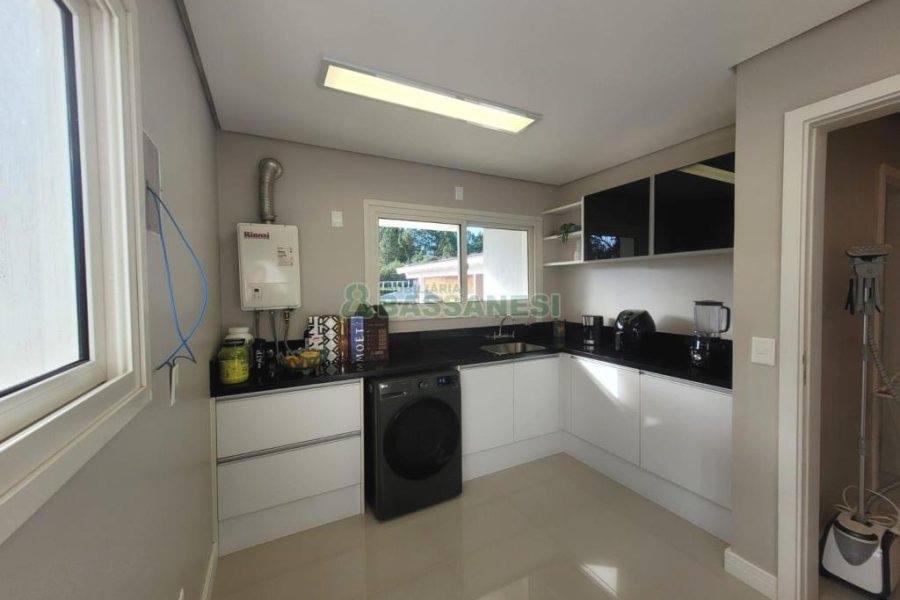 Casa com 225m², 3 dormitórios, 2 vagas, no bairro Vila Hipica em Caxias do Sul para Comprar
