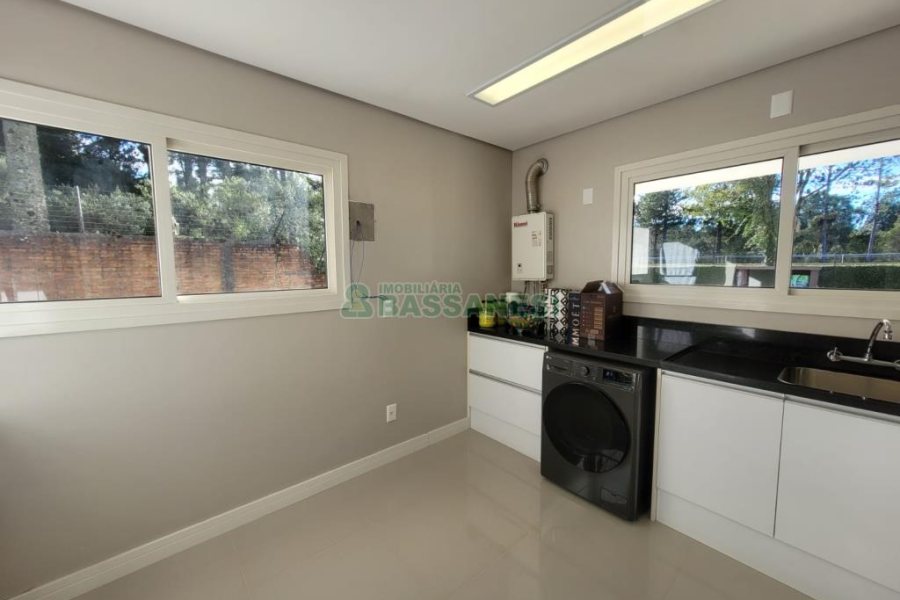 Casa com 225m², 3 dormitórios, 2 vagas, no bairro Vila Hipica em Caxias do Sul para Comprar
