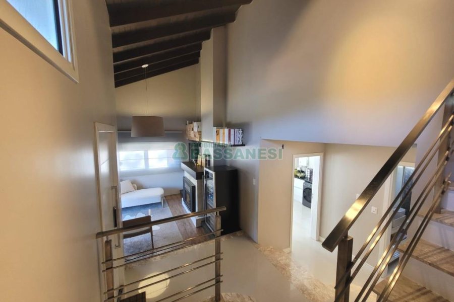 Casa com 225m², 3 dormitórios, 2 vagas, no bairro Vila Hipica em Caxias do Sul para Comprar