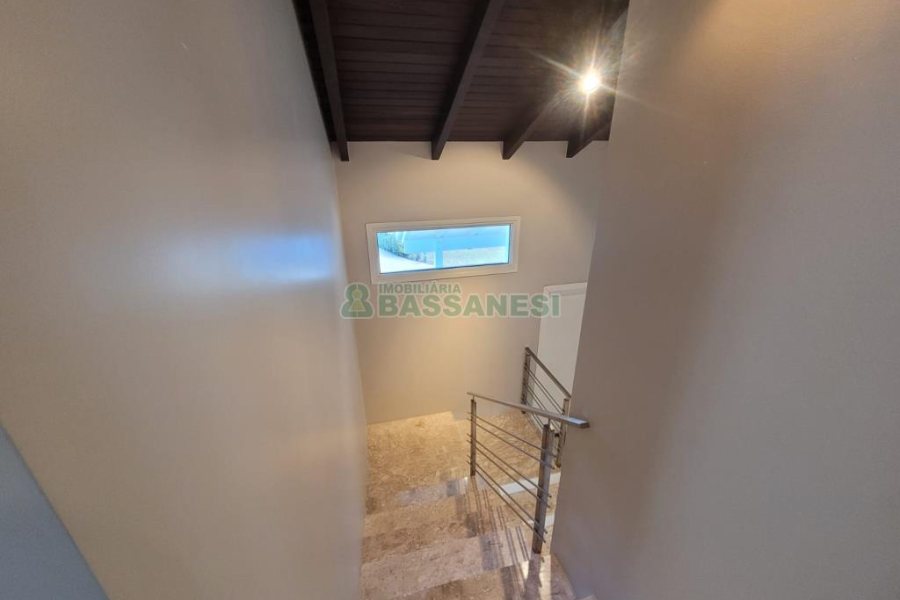 Casa com 225m², 3 dormitórios, 2 vagas, no bairro Vila Hipica em Caxias do Sul para Comprar