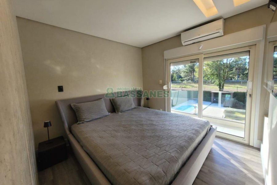 Casa com 225m², 3 dormitórios, 2 vagas, no bairro Vila Hipica em Caxias do Sul para Comprar