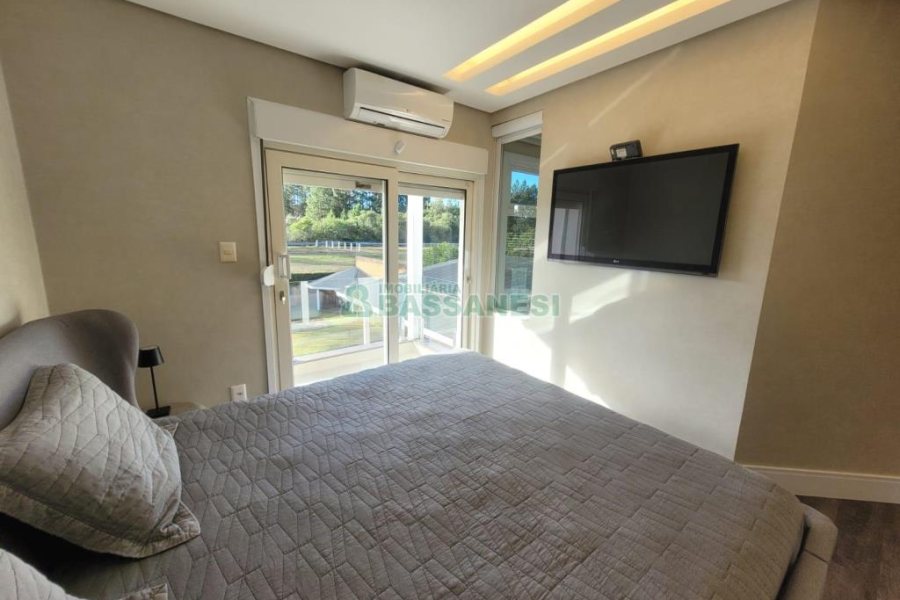 Casa com 225m², 3 dormitórios, 2 vagas, no bairro Vila Hipica em Caxias do Sul para Comprar