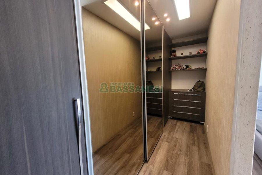 Casa com 225m², 3 dormitórios, 2 vagas, no bairro Vila Hipica em Caxias do Sul para Comprar