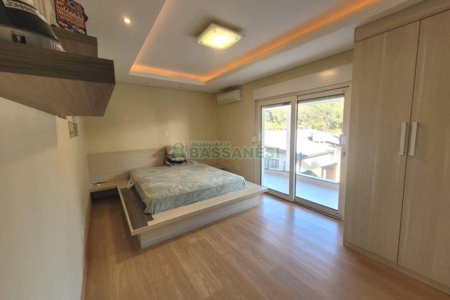 Casa com 225m², 3 dormitórios, 2 vagas, no bairro Vila Hipica em Caxias do Sul para Comprar