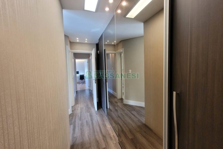 Casa com 225m², 3 dormitórios, 2 vagas, no bairro Vila Hipica em Caxias do Sul para Comprar