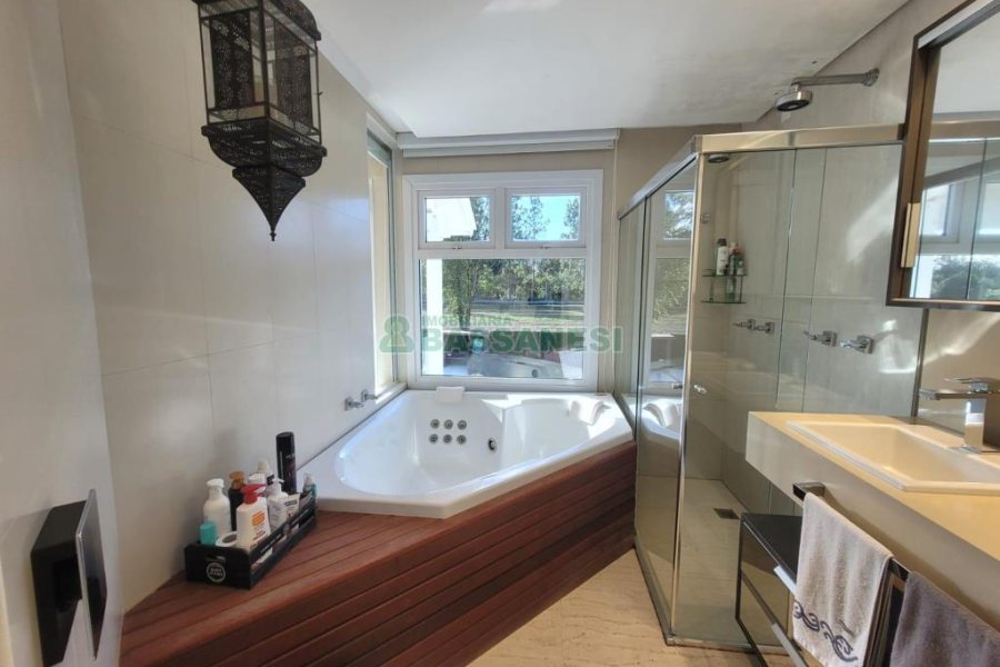 Casa com 225m², 3 dormitórios, 2 vagas, no bairro Vila Hipica em Caxias do Sul para Comprar