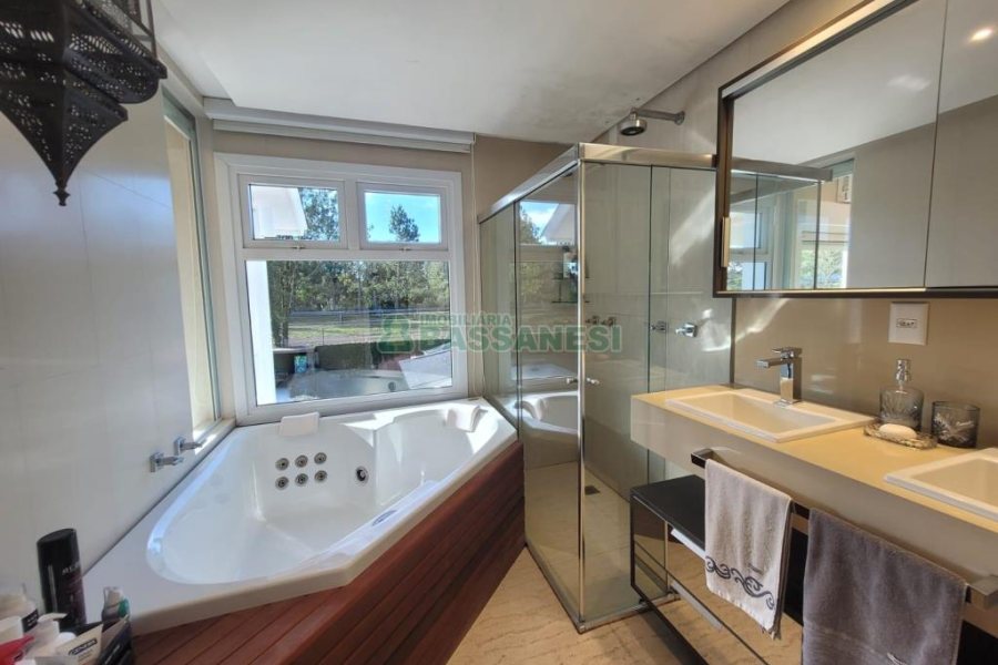 Casa com 225m², 3 dormitórios, 2 vagas, no bairro Vila Hipica em Caxias do Sul para Comprar