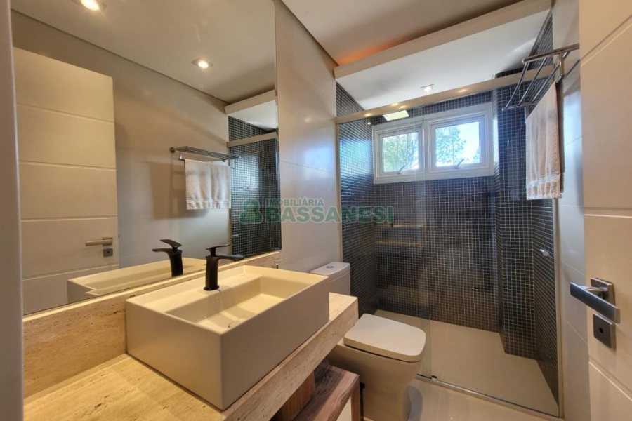 Casa com 225m², 3 dormitórios, 2 vagas, no bairro Vila Hipica em Caxias do Sul para Comprar