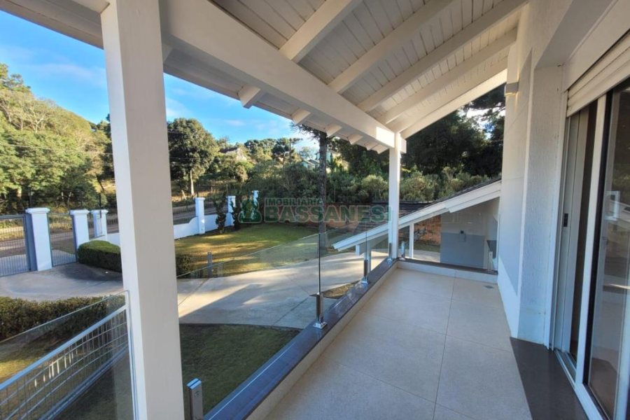 Casa com 225m², 3 dormitórios, 2 vagas, no bairro Vila Hipica em Caxias do Sul para Comprar