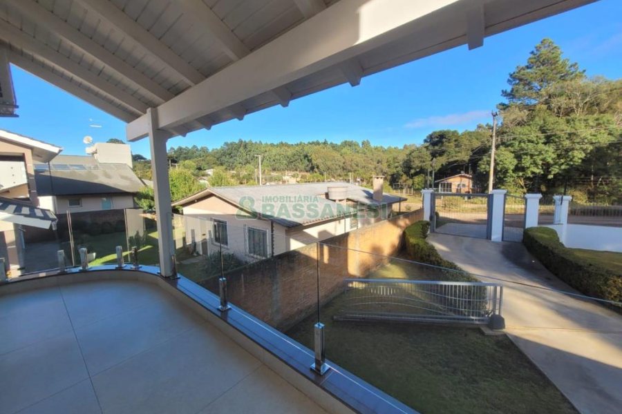 Casa com 225m², 3 dormitórios, 2 vagas, no bairro Vila Hipica em Caxias do Sul para Comprar