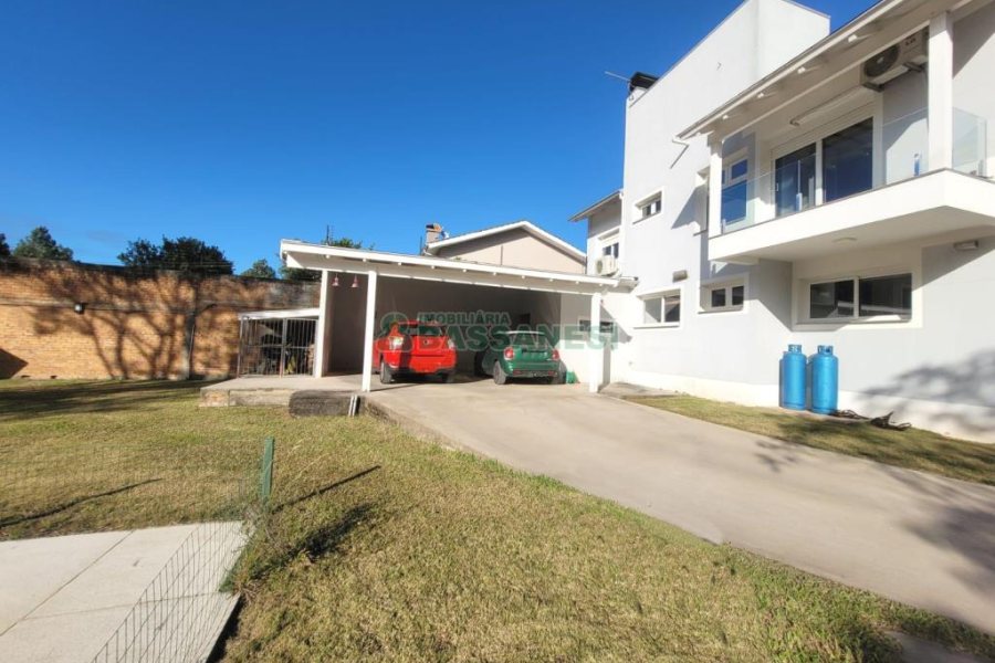 Casa com 225m², 3 dormitórios, 2 vagas, no bairro Vila Hipica em Caxias do Sul para Comprar