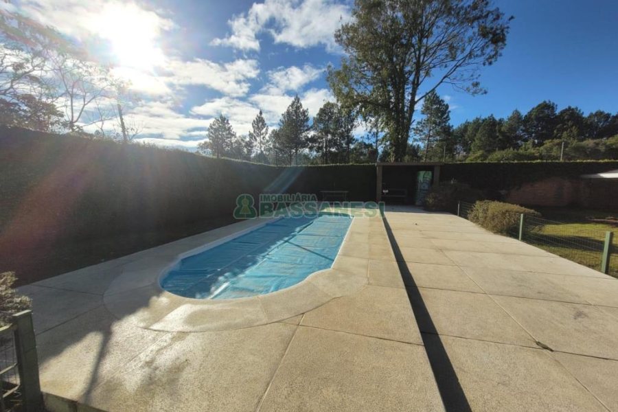 Casa com 225m², 3 dormitórios, 2 vagas, no bairro Vila Hipica em Caxias do Sul para Comprar