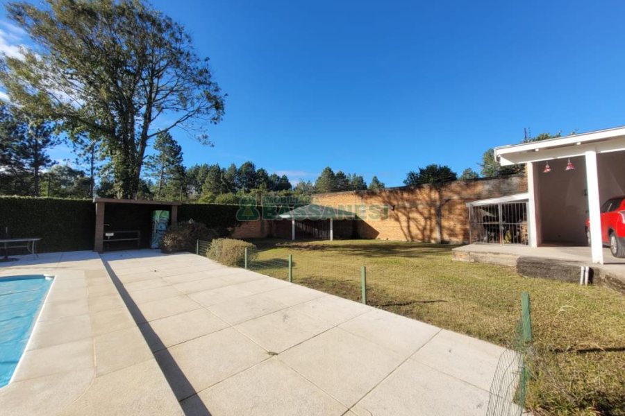 Casa com 225m², 3 dormitórios, 2 vagas, no bairro Vila Hipica em Caxias do Sul para Comprar