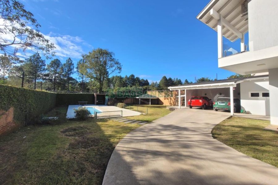 Casa com 225m², 3 dormitórios, 2 vagas, no bairro Vila Hipica em Caxias do Sul para Comprar