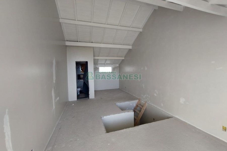 Sobrado com 128m², 3 dormitórios, 1 vaga, no bairro Vila Verde em Caxias do Sul para Comprar