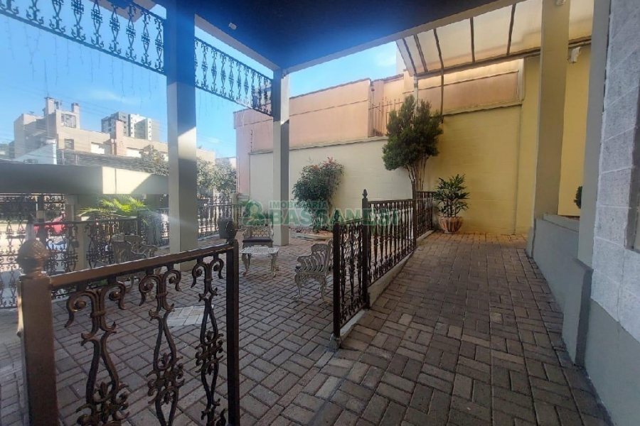 Apto Mobiliado com 80m², 2 dormitórios, 1 vaga, no bairro Lourdes em Caxias do Sul para Comprar