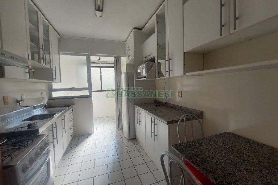 Apto Mobiliado com 80m², 2 dormitórios, 1 vaga, no bairro Lourdes em Caxias do Sul para Comprar