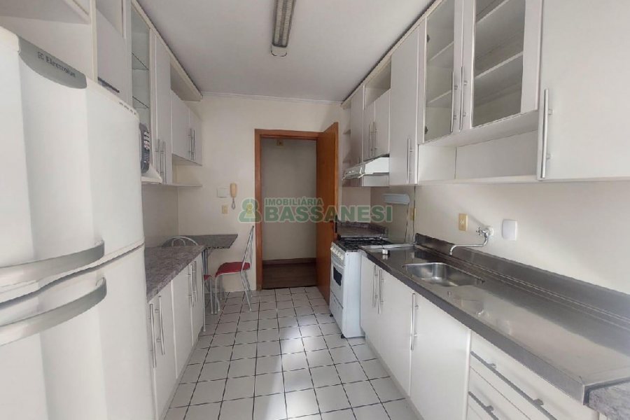 Apto Mobiliado com 80m², 2 dormitórios, 1 vaga, no bairro Lourdes em Caxias do Sul para Comprar