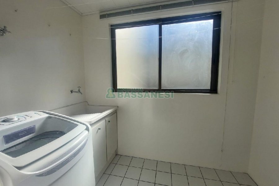 Apto Mobiliado com 80m², 2 dormitórios, 1 vaga, no bairro Lourdes em Caxias do Sul para Comprar