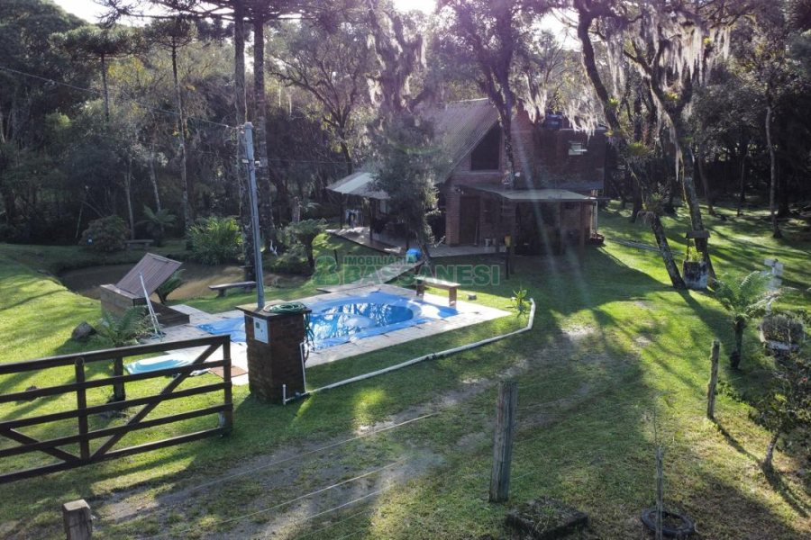 Chácara com 300m², 3 dormitórios, no bairro Apanhador em Caxias do Sul para Comprar