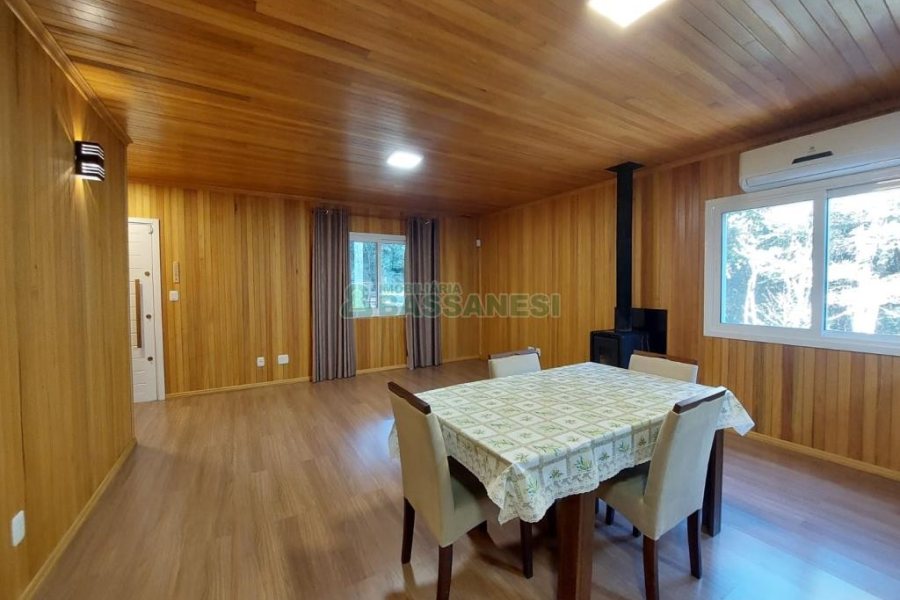 Chácara com 230m², 3 dormitórios, 3 vagas, no bairro São Virgílio em Caxias do Sul para Comprar