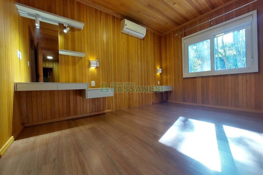 Chácara com 230m², 3 dormitórios, 3 vagas, no bairro São Virgílio em Caxias do Sul para Comprar