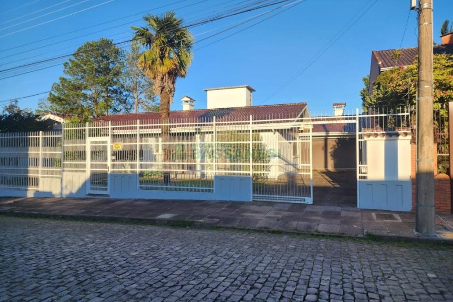 Casa com 270m², 3 dormitórios, 4 vagas, no bairro Cinqüentenário em Caxias do Sul para Comprar