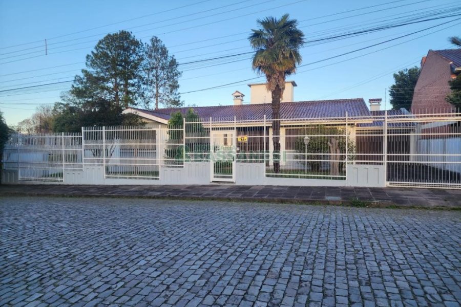 Casa com 270m², 3 dormitórios, 4 vagas, no bairro Cinqüentenário em Caxias do Sul para Comprar