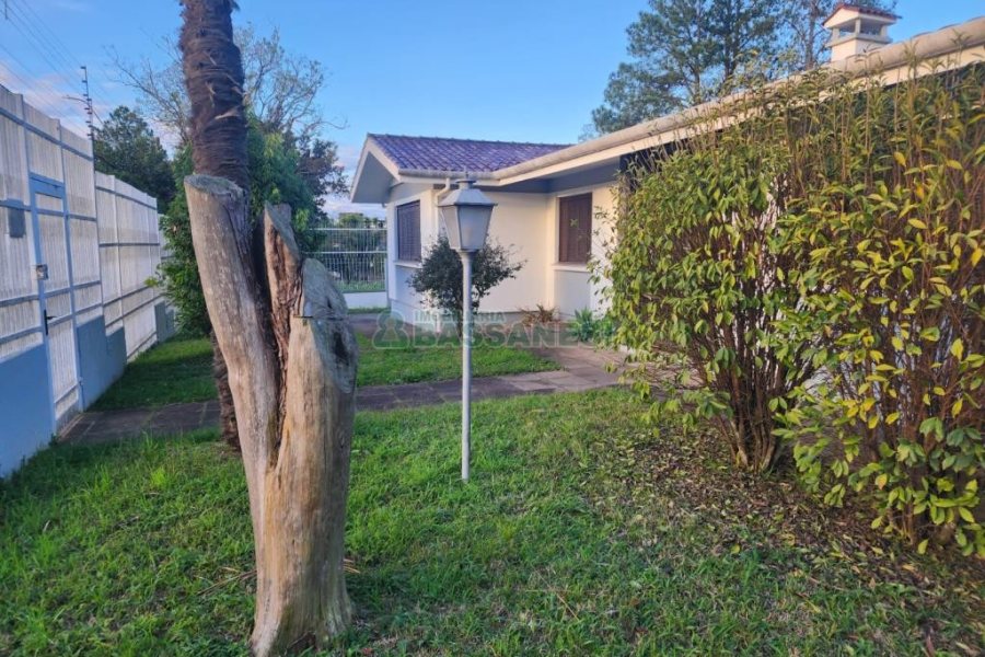 Casa com 270m², 3 dormitórios, 4 vagas, no bairro Cinqüentenário em Caxias do Sul para Comprar