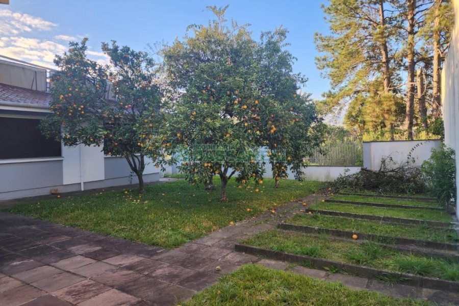 Casa com 270m², 3 dormitórios, 4 vagas, no bairro Cinqüentenário em Caxias do Sul para Comprar