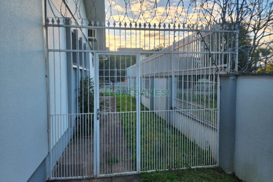 Casa com 270m², 3 dormitórios, 4 vagas, no bairro Cinqüentenário em Caxias do Sul para Comprar