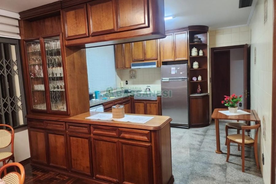 Casa com 270m², 3 dormitórios, 4 vagas, no bairro Cinqüentenário em Caxias do Sul para Comprar