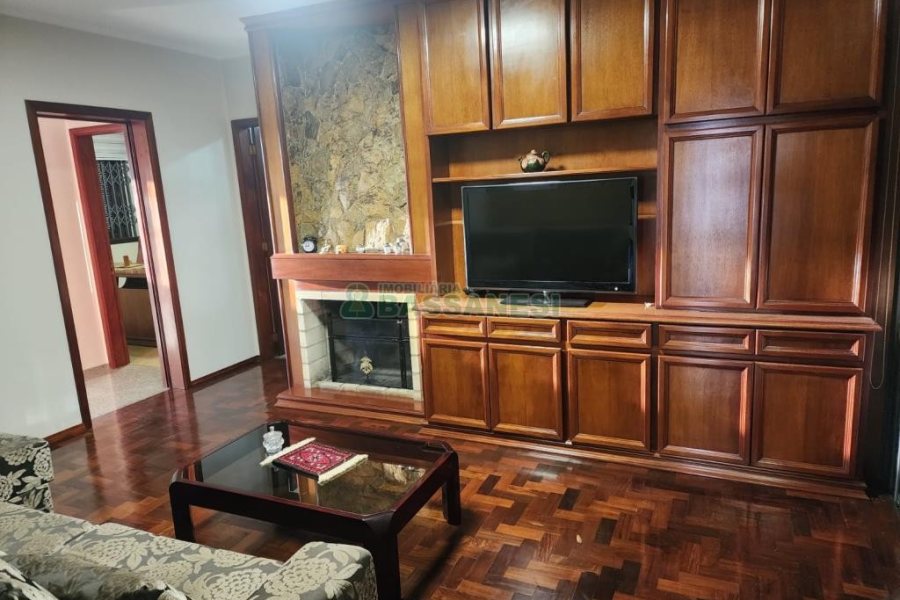 Casa com 270m², 3 dormitórios, 4 vagas, no bairro Cinqüentenário em Caxias do Sul para Comprar