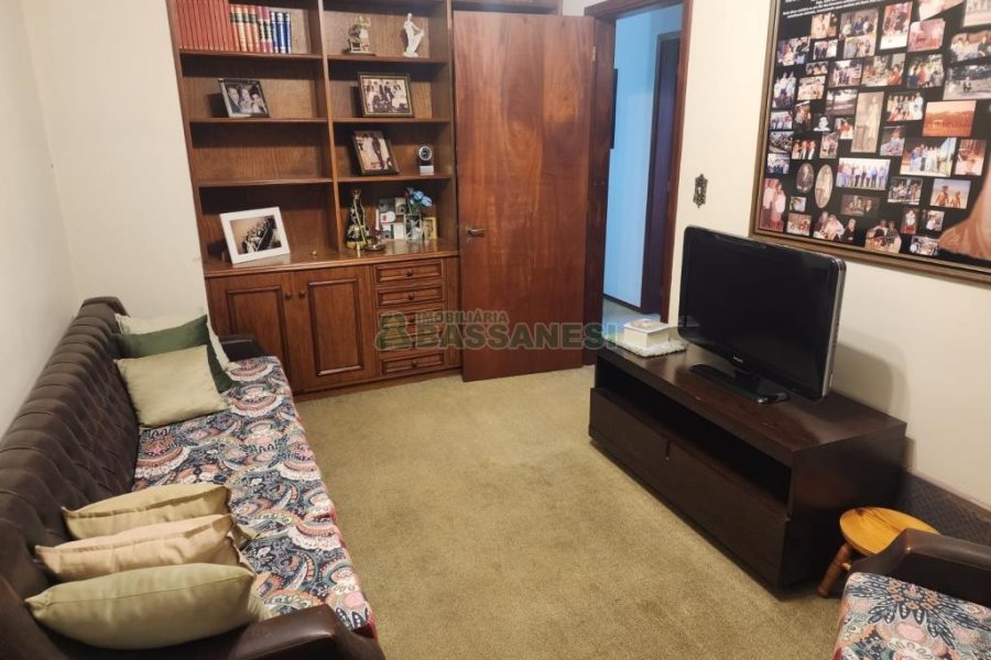 Casa com 270m², 3 dormitórios, 4 vagas, no bairro Cinqüentenário em Caxias do Sul para Comprar