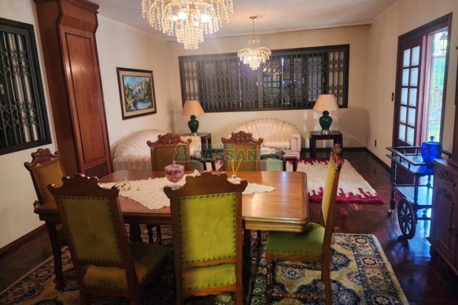 Casa com 270m², 3 dormitórios, 4 vagas, no bairro Cinqüentenário em Caxias do Sul para Comprar