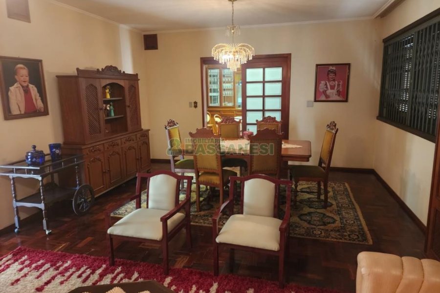 Casa com 270m², 3 dormitórios, 4 vagas, no bairro Cinqüentenário em Caxias do Sul para Comprar