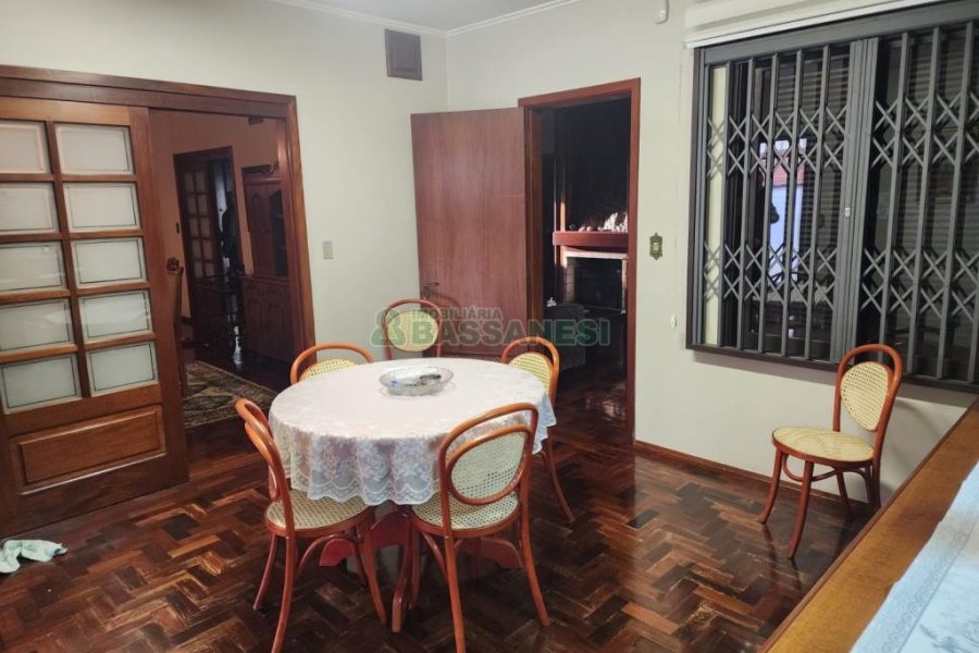 Casa com 270m², 3 dormitórios, 4 vagas, no bairro Cinqüentenário em Caxias do Sul para Comprar