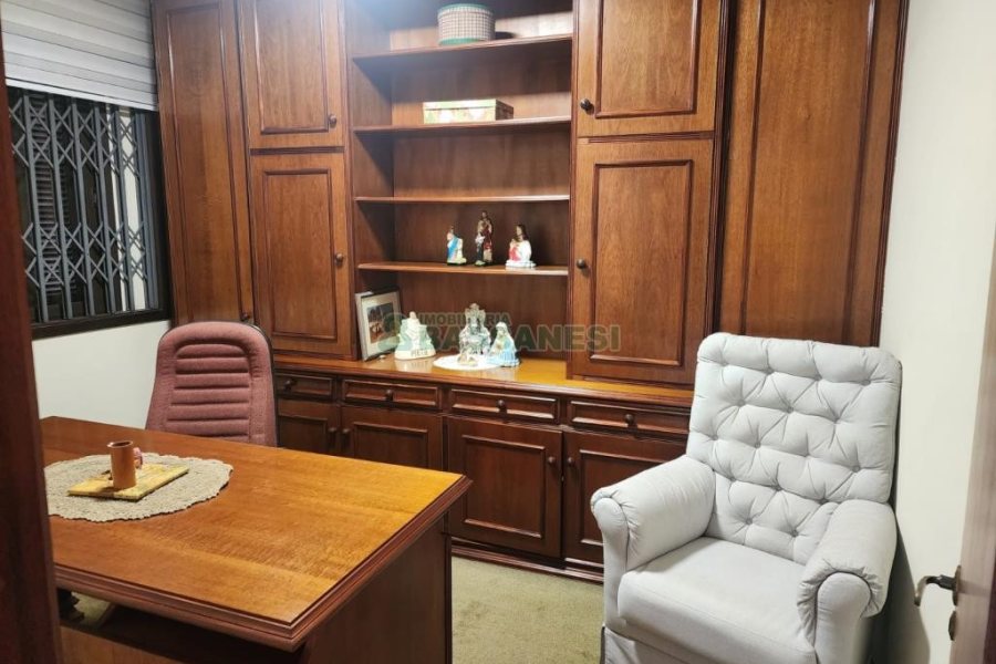 Casa com 270m², 3 dormitórios, 4 vagas, no bairro Cinqüentenário em Caxias do Sul para Comprar