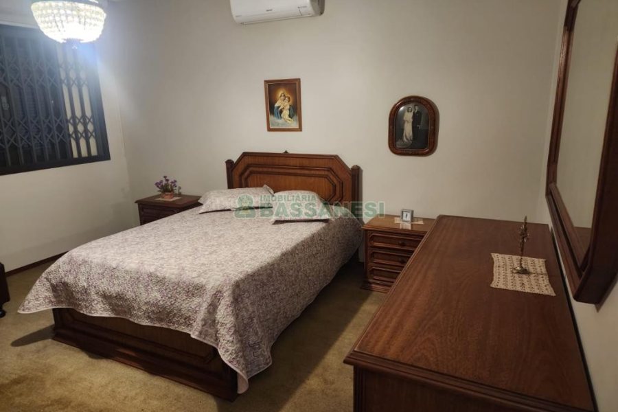 Casa com 270m², 3 dormitórios, 4 vagas, no bairro Cinqüentenário em Caxias do Sul para Comprar