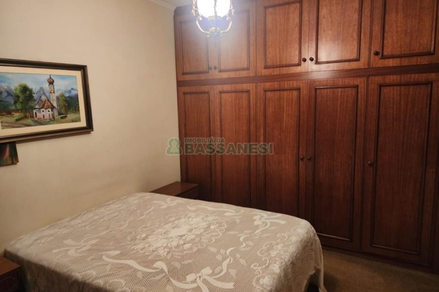 Casa com 270m², 3 dormitórios, 4 vagas, no bairro Cinqüentenário em Caxias do Sul para Comprar