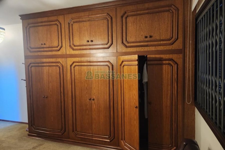 Casa com 270m², 3 dormitórios, 4 vagas, no bairro Cinqüentenário em Caxias do Sul para Comprar